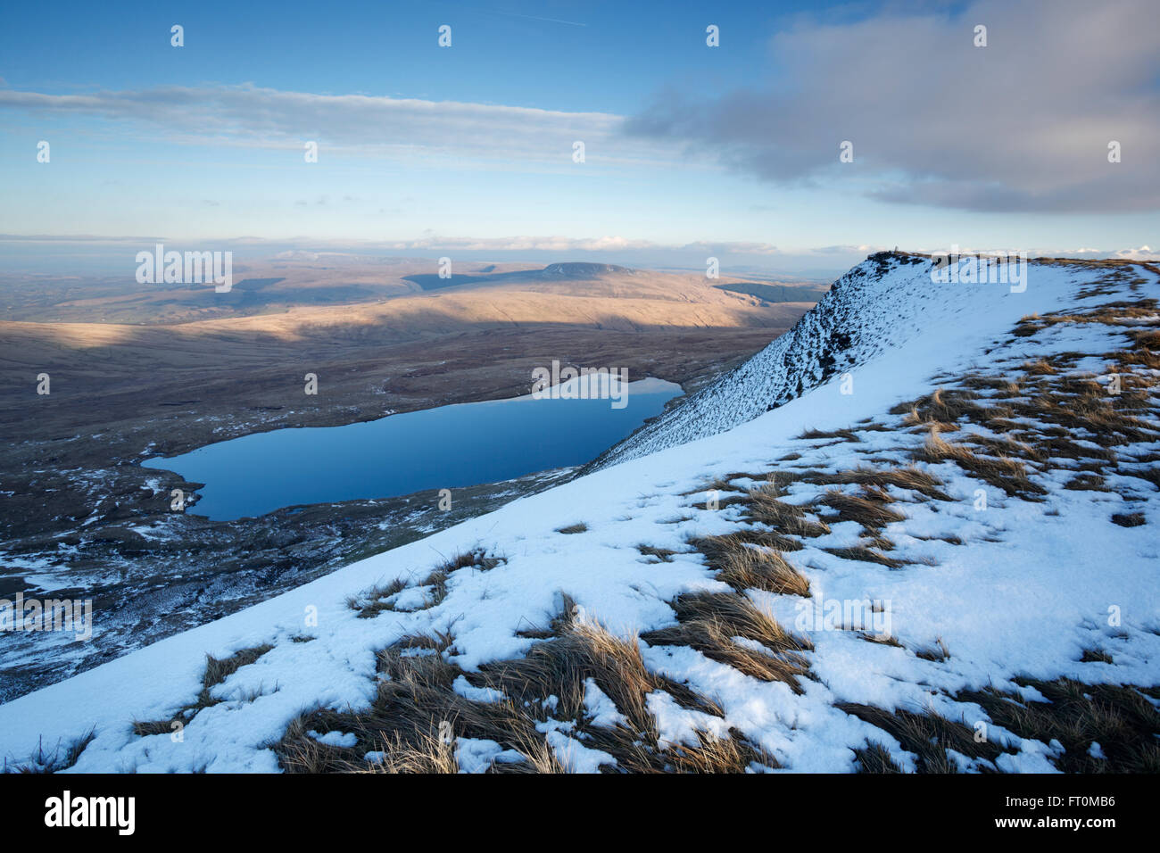 Vue sur Llyn y Fan Fawr de Fan Brycheiniog. La Montagne Noire. Le Parc National des Brecon Beacons. Le Pays de Galles. UK. Banque D'Images