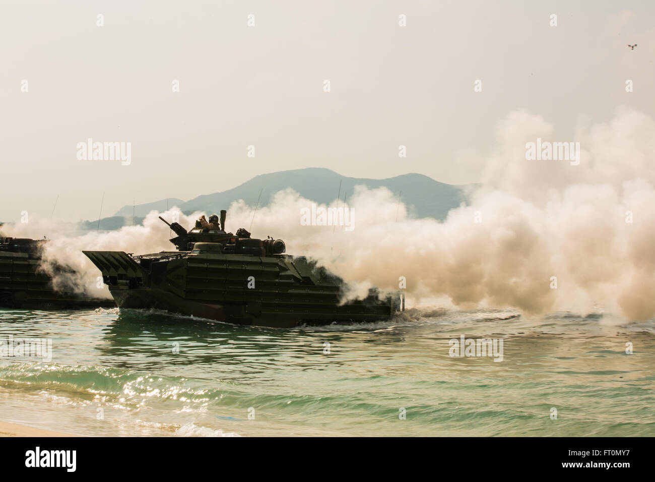 Les membres en service de la Royal Thai, République de Corée, et forces armées des États-Unis de participer à une démonstration des capacités amphibies à Hat Yao, Rayong, Thaïlande, au cours de l'exercice Cobra Gold, 10 févr. 12, 2016. Gold Cobra est un exercice d'entraînement multinational développé pour renforcer la sécurité et l'interopérabilité entre le Royaume de Thaïlande, les États-Unis et les autres nations participantes. (U.S. Le Cpl Caméra de combat du Corps des Marines. Wesley Timm/libérés) Banque D'Images