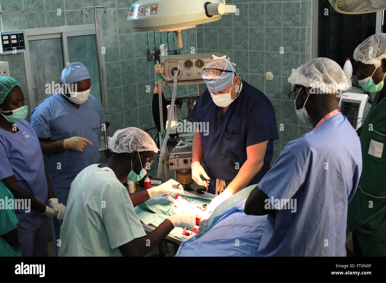 Des chirurgiens généraux de l'armée américaine, le Lieutenant-colonel Charles Boggs de 345l'appui tactique, l'hôpital et le major des Forces de défense sénégalais Diop Balla, de l'Hôpital Militaire de Ouakam, pratiquer une intervention chirurgicale sur un patient pour fixer une hernie à Dakar, Sénégal, le 25 janvier 2016. Boggs et d'autres membres de la réserve de l'armée américaine sont en partenariat avec le SDF d'effectuer une préparation médicale en Afrique de l'armée américaine d'entraînement, de janvier 18-29. Cet exercice est le premier des nombreux prévus tout au long de l'année pour démontrer le solide partenariat aux États-Unis a avec ses partenaires africains. (U.S. Photo de l'armée par le capitaine Charles Un) Banque D'Images