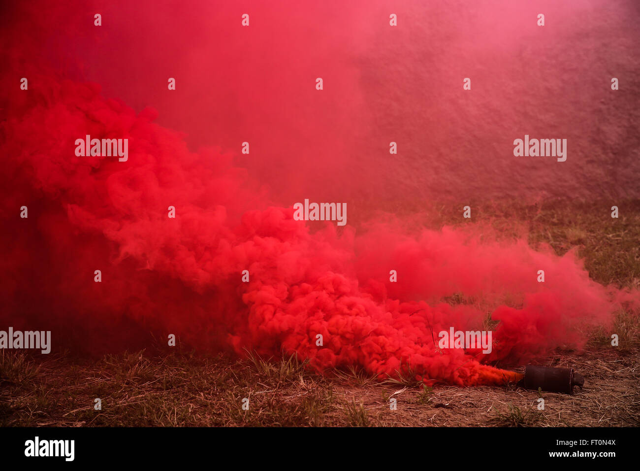 Soldats avec la 25ème Division d'infanterie, appel à une évacuation médicale par l'utilisation de fumée rouge tout en menant des opérations militaires d'agression dans un environnement de formation en milieu urbain à bord de la Zone de formation du Corps des Marines, soufflets, 5 février 2016. Le but de la formation, qui a servi dans le cadre de l'exercice Source Forge, un test de 10 jours de la brigade à même d'intervenir à tout moment, était de fournir la brigade avec l'occasion de tester leur capacité à localiser, tuer ou capturer des cibles de grande valeur pendant la manoeuvre dans un environnement urbain. Les membres de la 25e Division d'infanterie utilisé MCT Banque D'Images