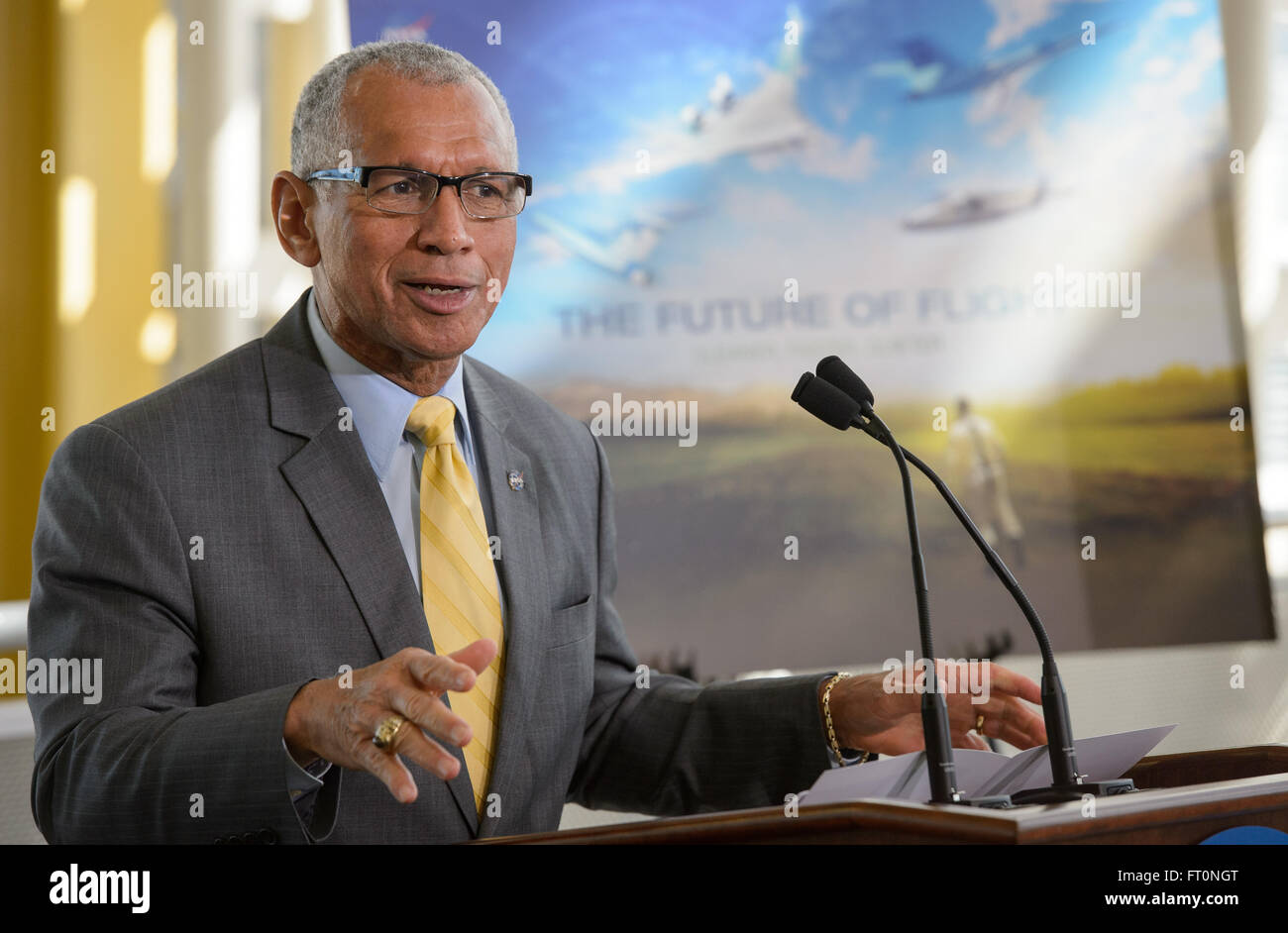 Charles Bolden, administrateur de la NASA, discute de l’initiative New Aviation Horizons de la NASA lors d’une conférence de presse à l’aéroport national Ronald Reagan de Washington. L'initiative se concentre sur le développement d'un avion de démonstration en vol à faible boom pour faire progresser la technologie aéronautique. Banque D'Images
