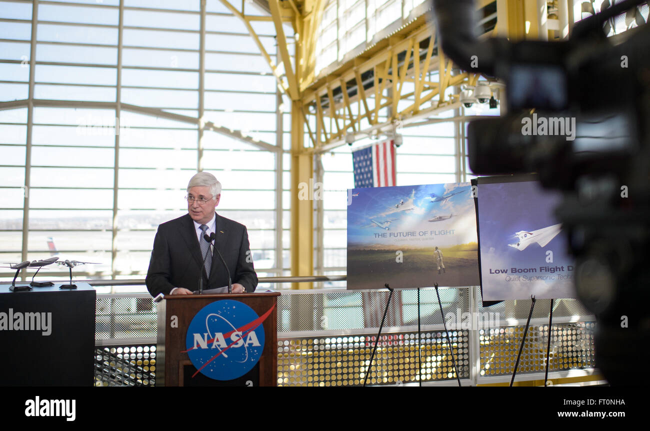 David Melcher, président-directeur général de l'Association des industries aérospatiales (AIA), est vu lors d'une conférence de presse, lundi, Février 29, 2016 à l'Aéroport National Ronald Reagan de Washington à Arlington, Virginie l'administrateur de la NASA Charles Bolden a annoncé l'attribution d'un contrat pour la conception préliminaire d'une "flèche bas" de démonstration en vol dans le cadre de la NASA en matière de nouveaux horizons de l'aviation qui a été introduite dans l'année financière de l'agence Budget 2017. Crédit photo : NASA/Joel Kowsky) Banque D'Images