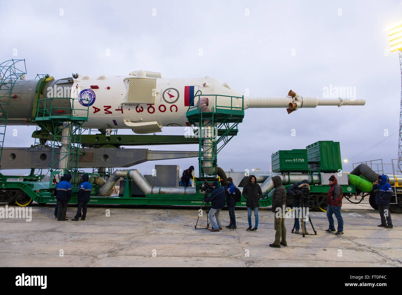 Le vaisseau Soyouz TMA-20M est sécurisée à l'aire de lancement après les opérations de soulever la fusée a été retardée, en raison des vents forts Mercredi, 16 mars 2016 au cosmodrome de Baïkonour au Kazakhstan. Lancement de la fusée Soyouz est prévue pour mars 19 et 47 de l'expédition commandant de Soyouz Alexey Ovchinin de Roscosmos, mécanicien de Jeff Williams, de la NASA, et l'ingénieur de vol Oleg Skripochka de Roscosmos en orbite pour commencer leur voyage de cinq mois et demi de mission sur la Station spatiale internationale. Banque D'Images