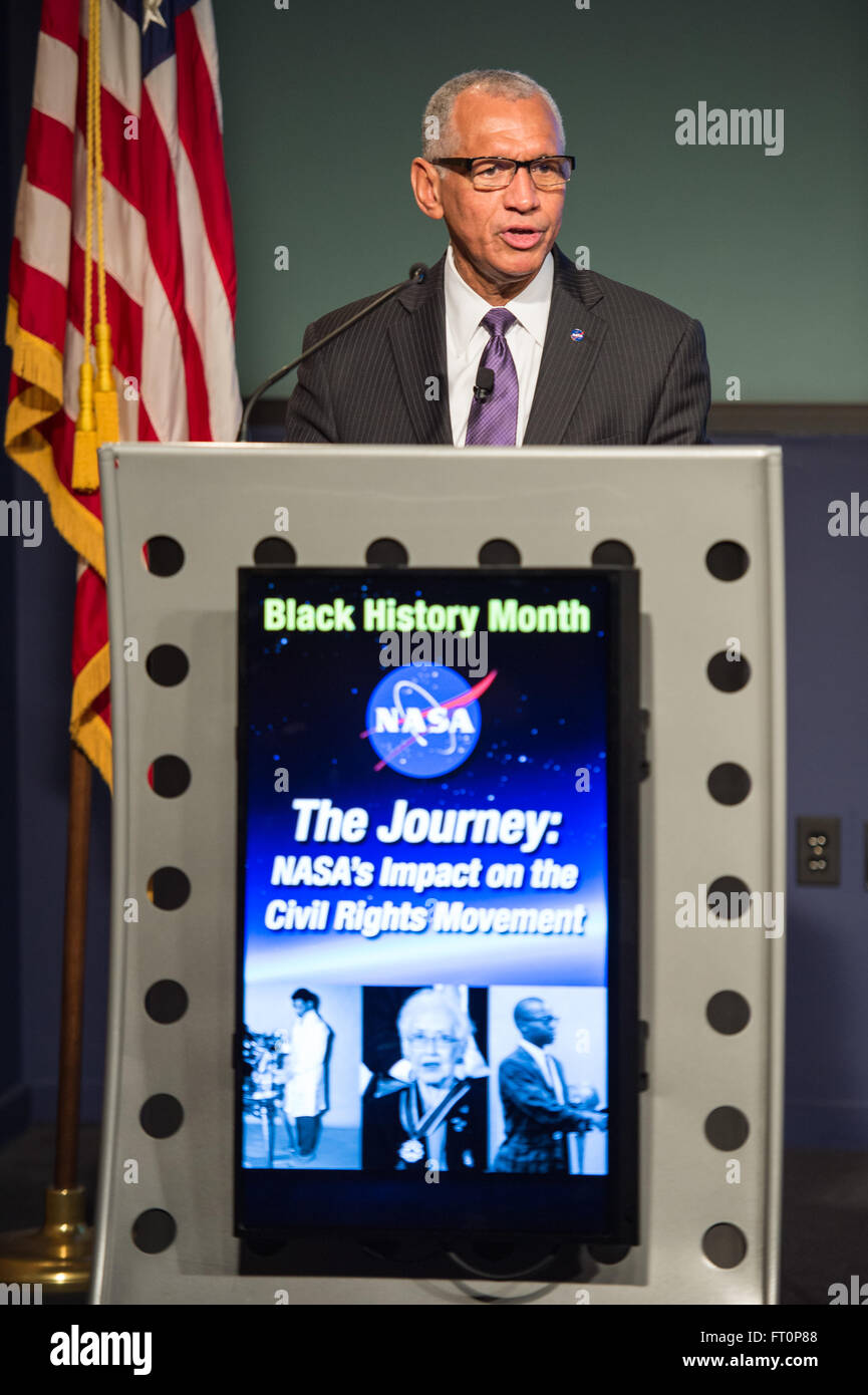 L'administrateur de la NASA Charles Bolden parle au mois de l'histoire des Noirs Programme Mercredi, 24 février 2016 au siège de la NASA à Washington, DC. Au cours du programme, le Dr George Carruthers et Mme Katherine Johnson ont été honorés pour leurs contributions à la NASA. Banque D'Images