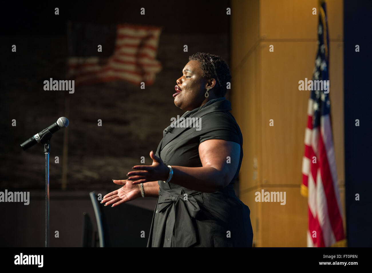 Renee Barnes, soliste, effectue au mois de l'histoire des Noirs Programme Mercredi, 24 février 2016 au siège de la NASA à Washington, DC. Au cours du programme, le Dr George Carruthers et Mme Katherine Johnson ont été honorés pour leurs contributions à la NASA. Banque D'Images