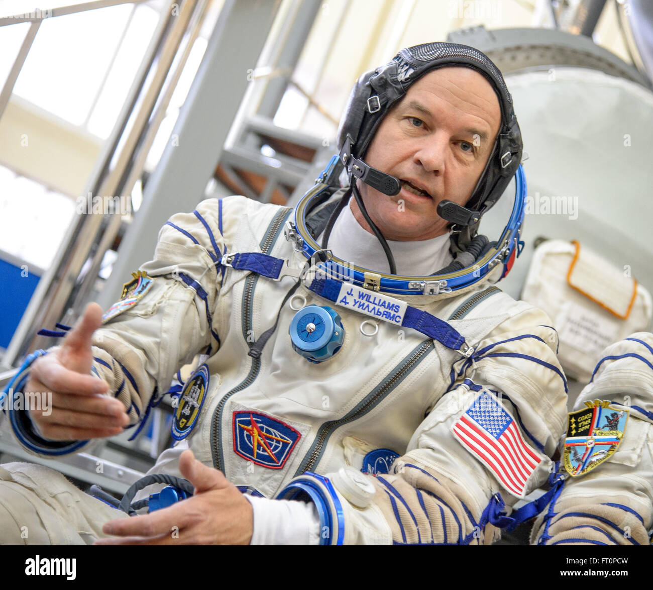 Expedition 47 L'astronaute de la NASA Jeff Williams répond aux questions de la presse à l'extérieur du simulateur Soyouz avec cosmonautes russes Oleg Skripochka, et Alexei Ovchinin de Roscosmos avant leurs examens de qualification Soyouz final, Jeudi, Février 25, 2016, au Centre d'entraînement des cosmonautes Gagarine (GCTC) à la Cité des étoiles, en Russie. Banque D'Images