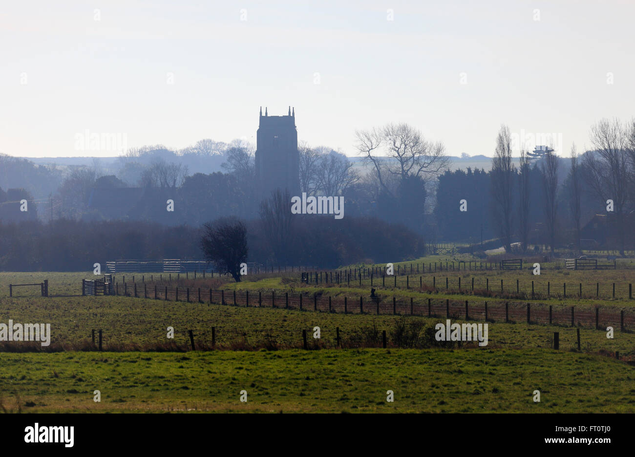 L'église de Sainte Marie la Vierge Holme-next-the-Sea, Norfolk, à travers les champs. Banque D'Images