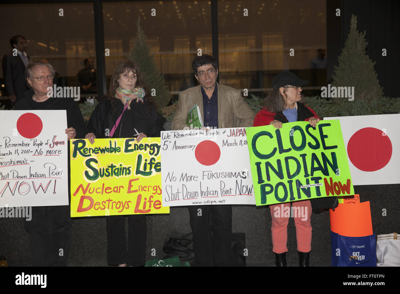 Les manifestants tenir une veillée à l'extérieur de l'ambassade du Japon à Manhattan pour commémorer le 5e anniversaire de l'accident nucléaire de Fukushima et meltown pour fermer la centrale nucléaire d'Indian Point juste à l'extérieur de New York. Banque D'Images