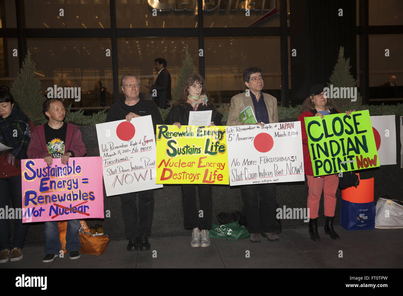 Les manifestants tenir une veillée à l'extérieur de l'ambassade du Japon à Manhattan pour commémorer le 5e anniversaire de la crise nucléaire de Fukushima et de fermer la centrale nucléaire d'Indian Point juste à l'extérieur de New York. Banque D'Images
