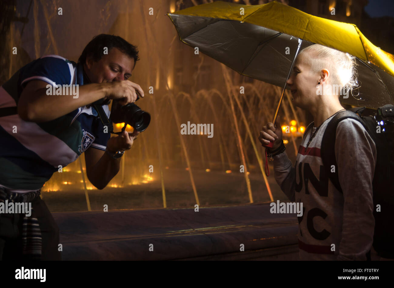 Jeune couple sont photographiés avec un appareil numérique sur un jour de pluie. Banque D'Images