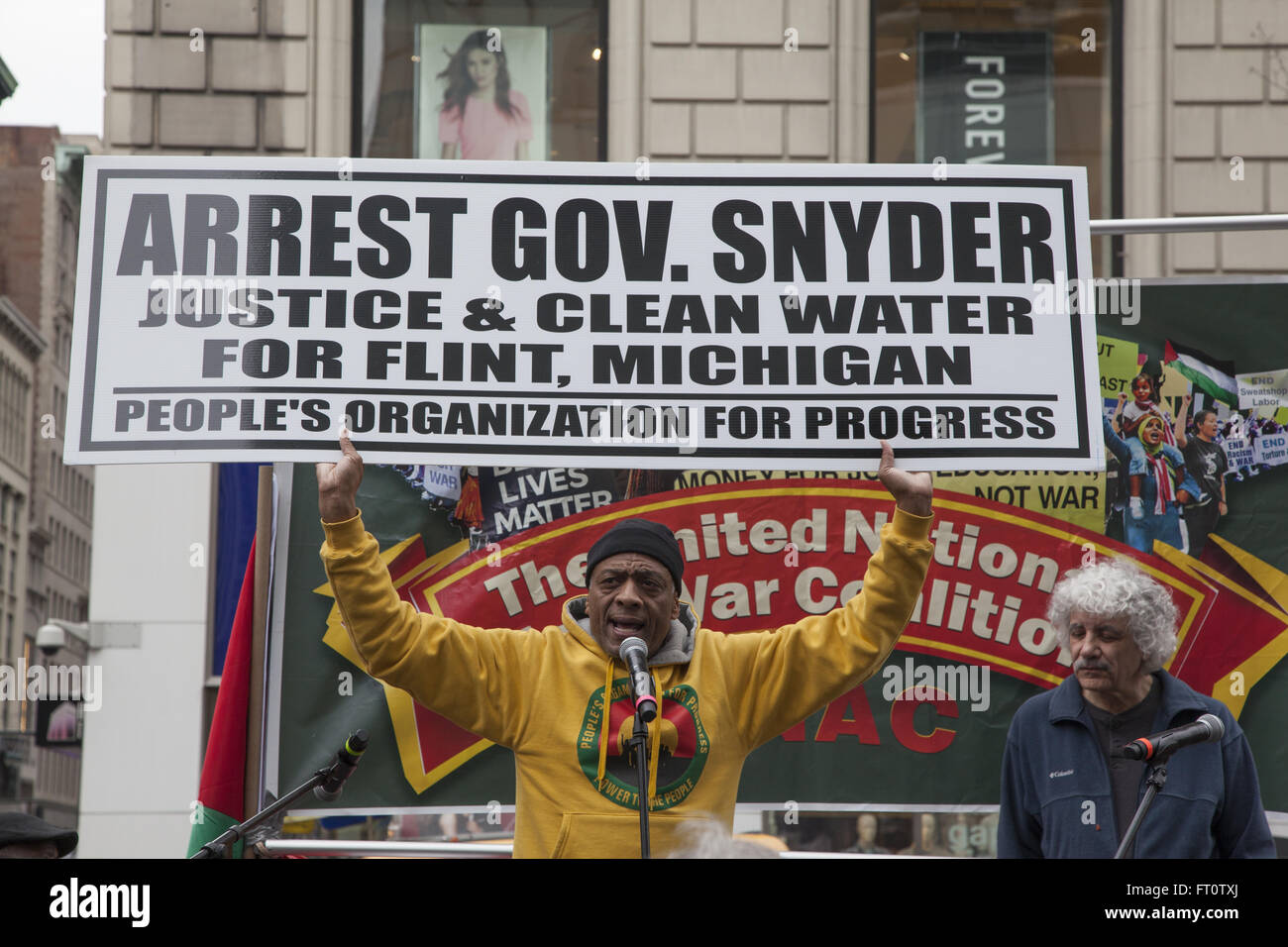 Manifestation contre les guerres américaines à l'étranger et pour la justice sociale à la Harold Square, New York. Banque D'Images