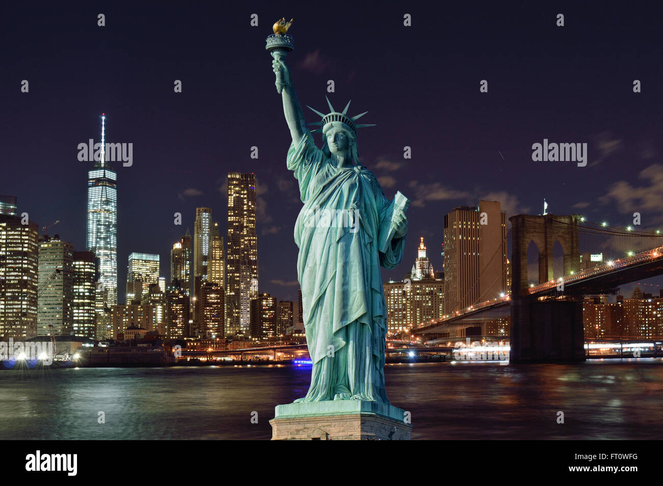 Manhattan skyline at night et Statue de la liberté. Banque D'Images