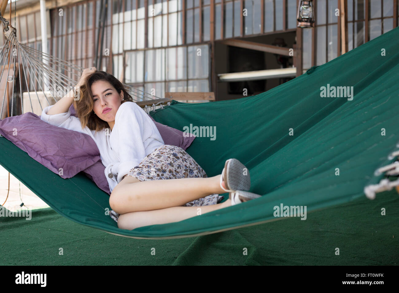 Young Woman resting on Hammock Banque D'Images