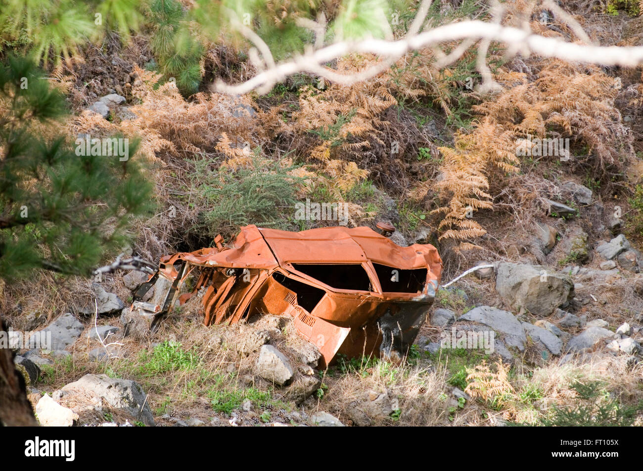 Crashed voiture voitures crash au fond d'un ravin de la vallée d'ordure rouillée rouille épave ferraille wrecked aucune assurance bonus perdu losin Banque D'Images