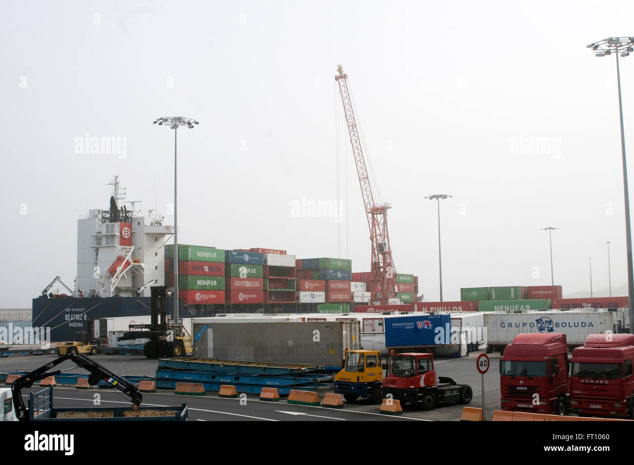 Des conteneurs de transport porte-conteneurs import export tarifs tarif définitif de navires conteneurisés dock docks harbour port conteneurisé p Banque D'Images