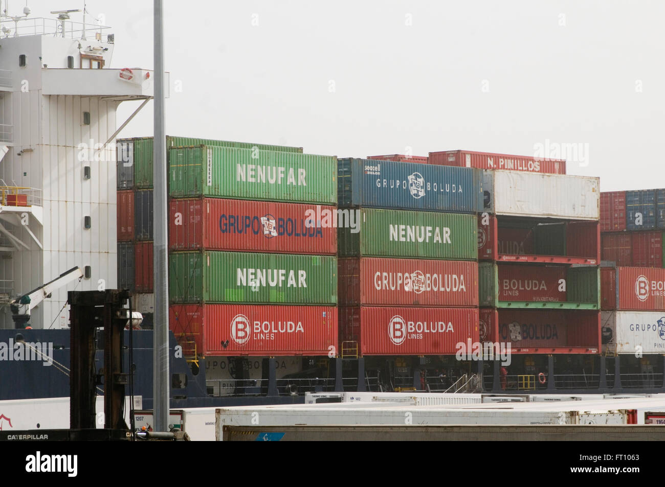 Des conteneurs de transport porte-conteneurs import export tarifs tarif définitif de navires conteneurisés dock docks harbour port conteneurisé p Banque D'Images