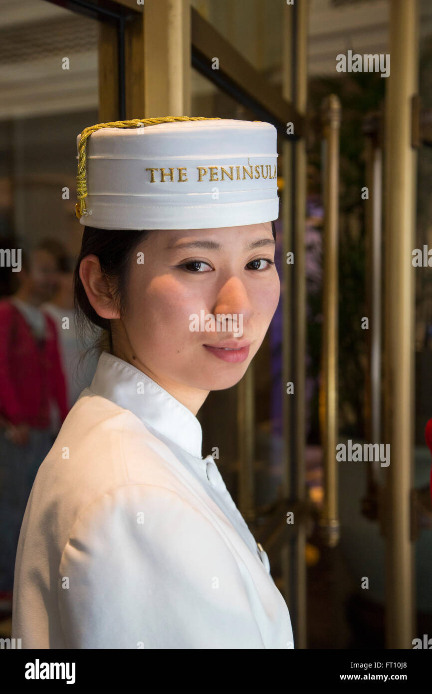 Porter, femme porte au Peninsula Hotel Shanghai, Shanghai, Chine Banque D'Images