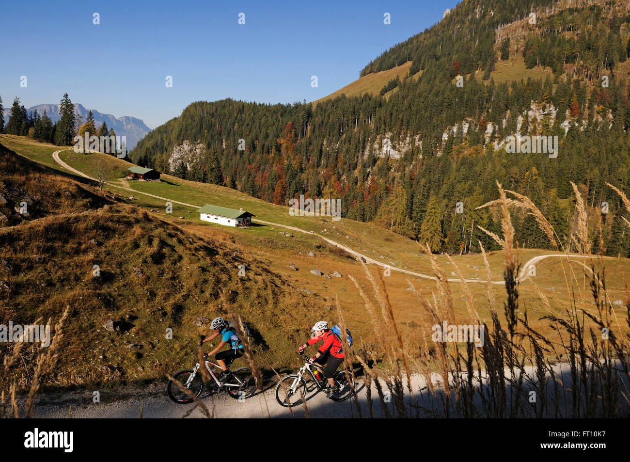 Les cyclistes de montagne tout-terrain, Berchtesgaden-campagne, Haute-Bavière, Allemagne Banque D'Images