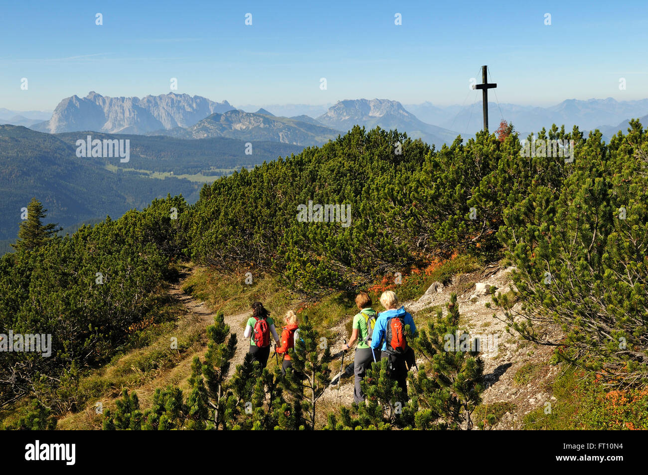 Les femmes de la randonnée le long d'une arête, Duerrnbachhorn, Reit im Winkl, Chiemgau, Bavière, Allemagne Banque D'Images