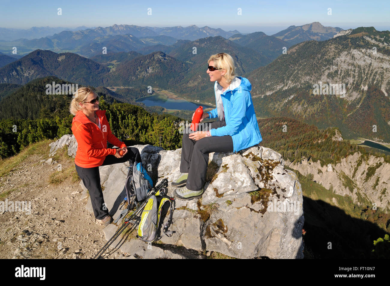 Les randonneurs se reposant à Duerrnbachhorn, lac Weitsee en arrière-plan, Reit im Winkl, Bade-Wurtemberg, Bavière, Allemagne Banque D'Images