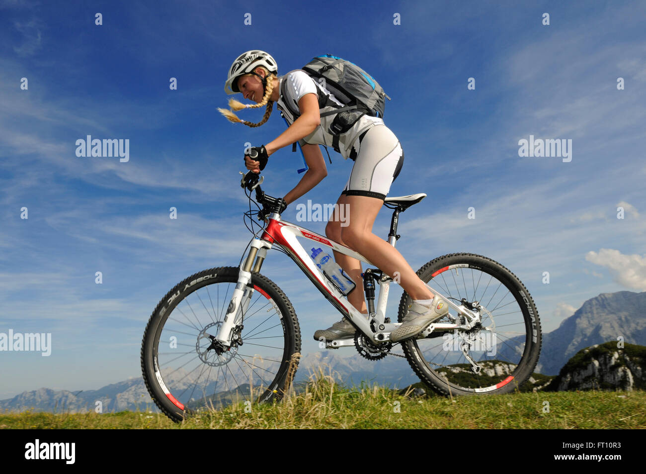 Mountainbiker femelle hors-piste, Lofer Steinplatte, montagnes en arrière-plan, Tyrol, Autriche Banque D'Images