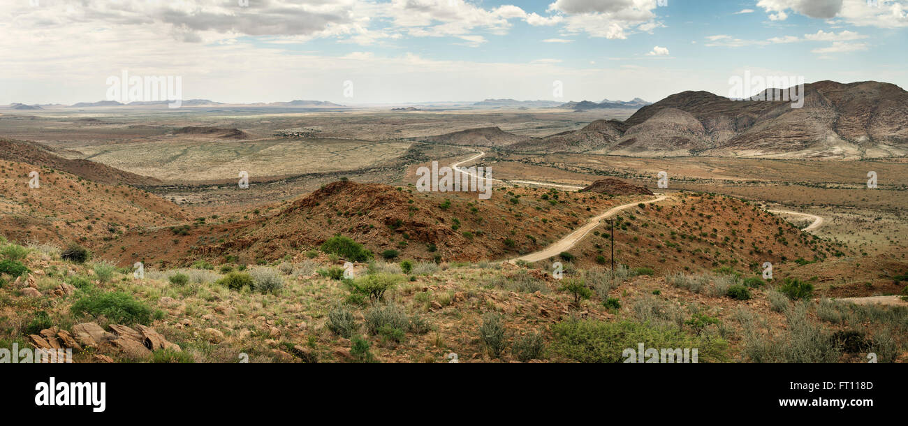 Vue panoramique sur les montagnes environnantes avec un peu de végétation près de Windhoek, Namibie, Afrique Banque D'Images