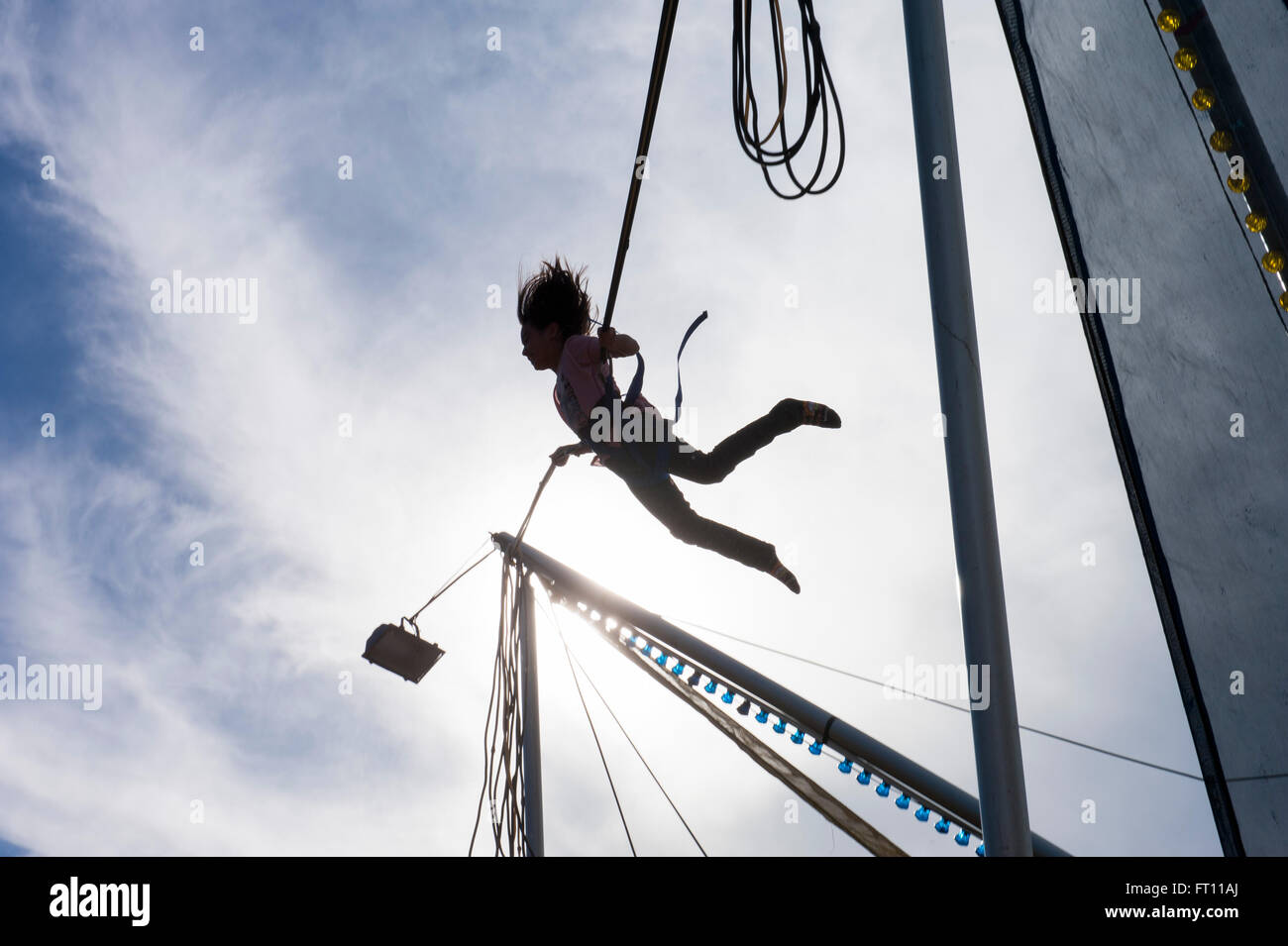 Fille dans un trampoline bungee, La Paz, Baja California Sur, Mexique Banque D'Images