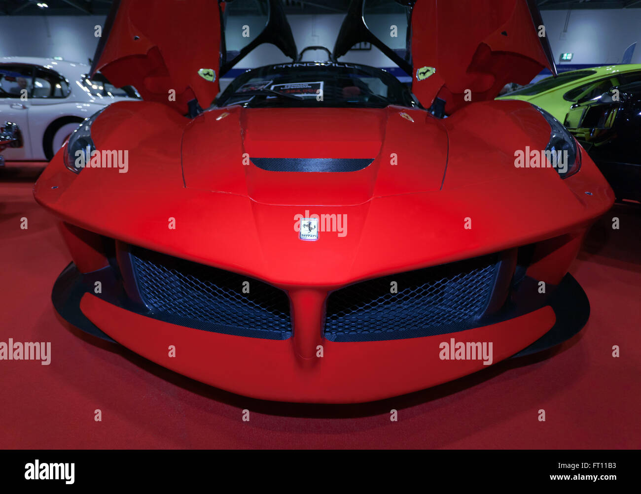 Vue avant d'une Ferrari LaFerrari, (F150), une production limitée hybride de voiture de sport en exposition statique à la London Classic 2016 Banque D'Images