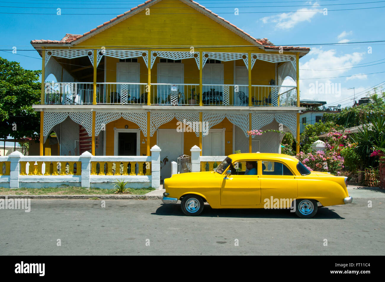 American Vintage jaune voiture en face de casa particulares guest house, Cienfuegos, Cienfuegos, Cuba Banque D'Images