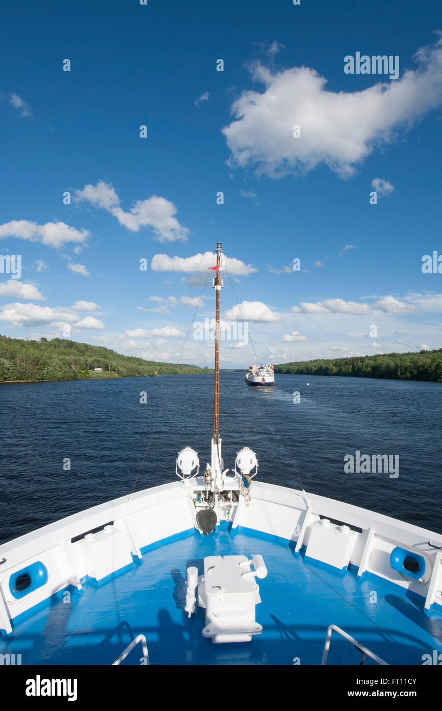 Proue d'un croiseur de la rivière Svir river en passant, l'Oblast de Léningrad, en Russie Banque D'Images