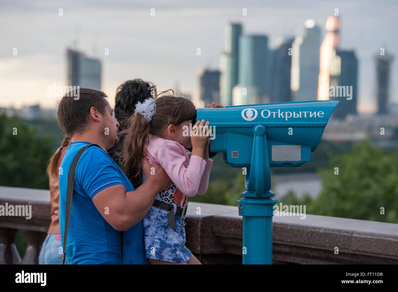 Fille regardant à travers des jumelles, Moscou, Russie Banque D'Images