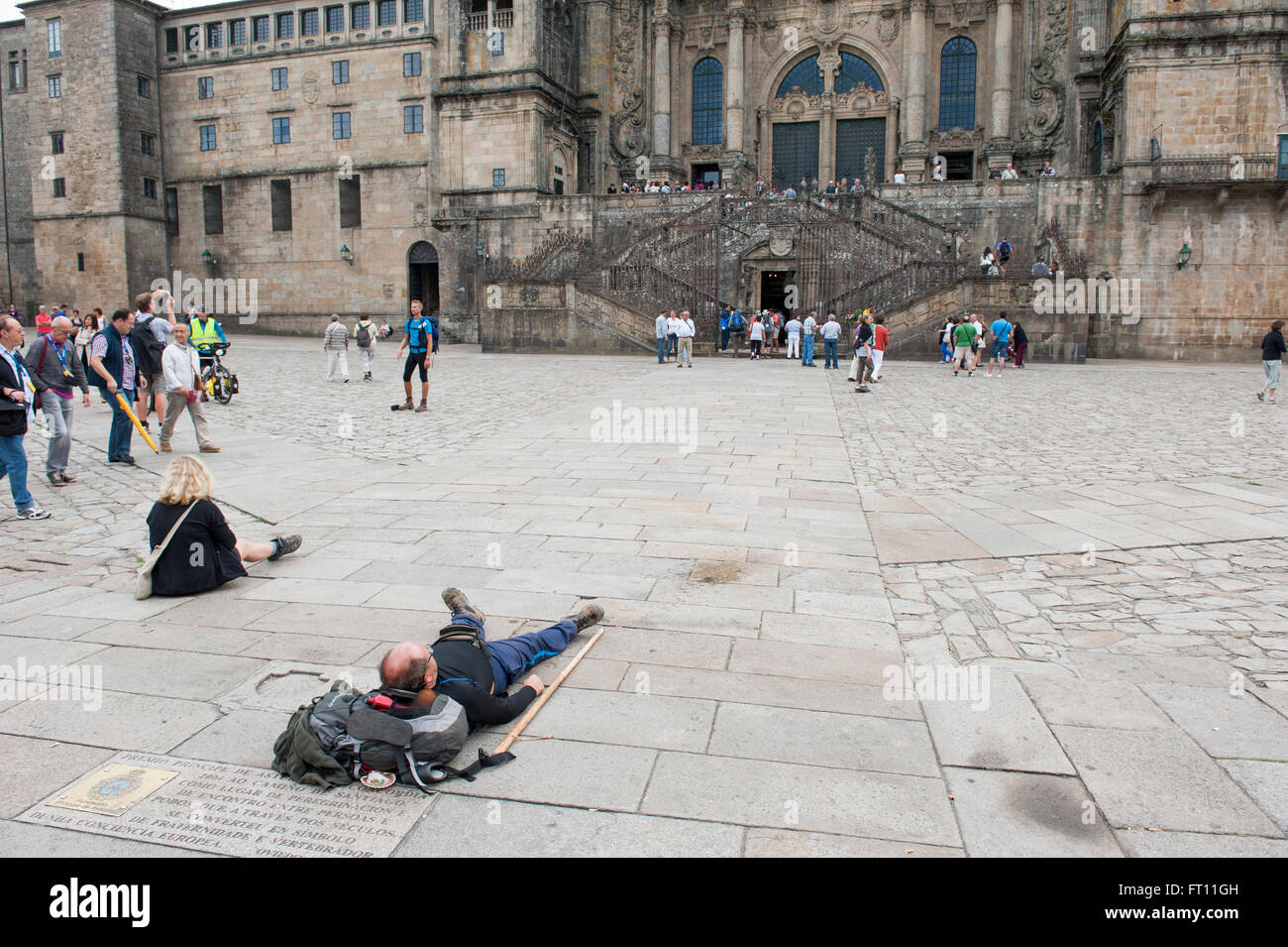 Au repos des pèlerins en face de la Cathédrale, Saint Jacques de Compostelle, Galice, Espagne Banque D'Images