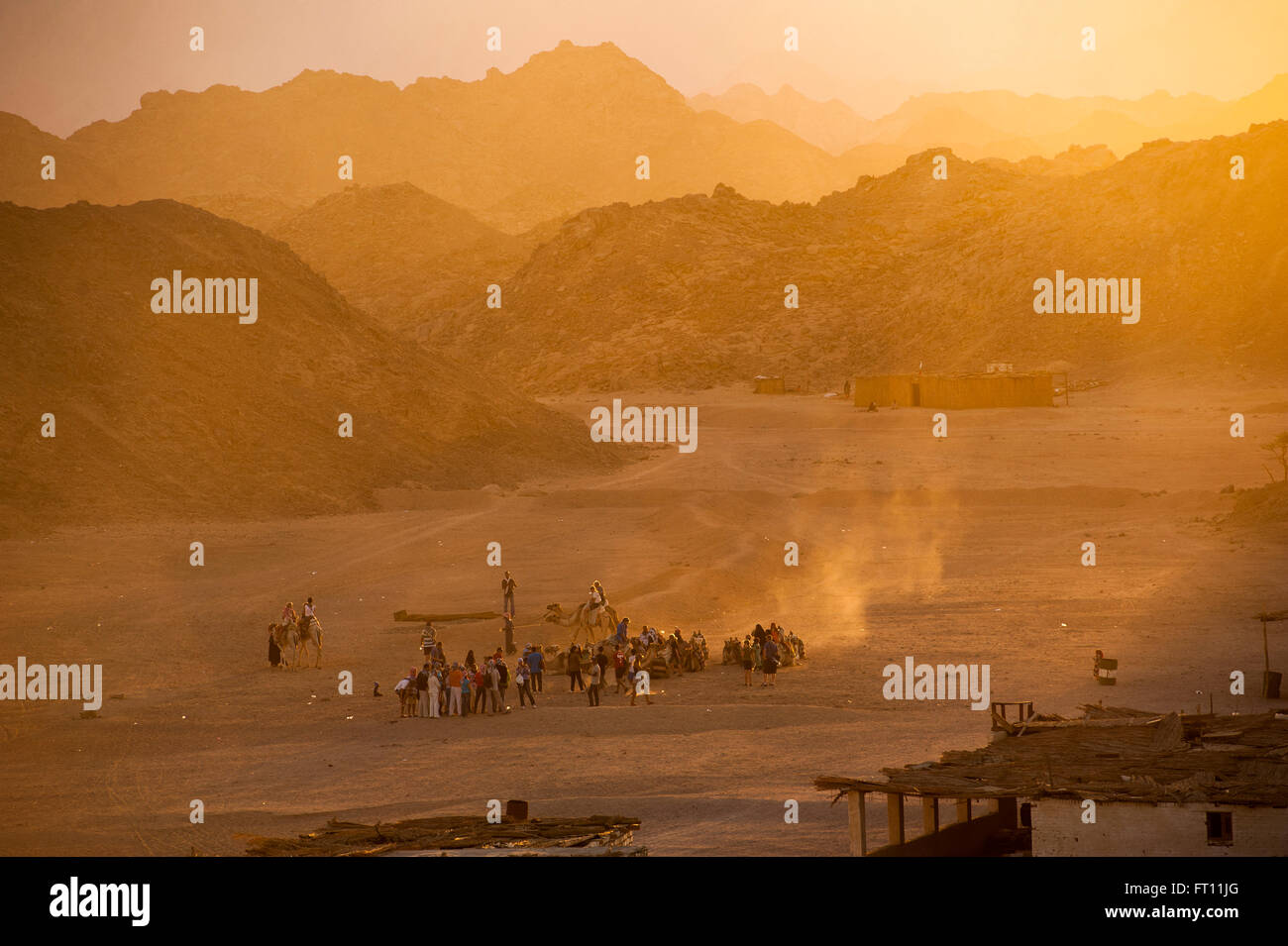 Les touristes visitant un village bédouin dans l'est désert, Hurghada, Red Sea, Egypt Banque D'Images