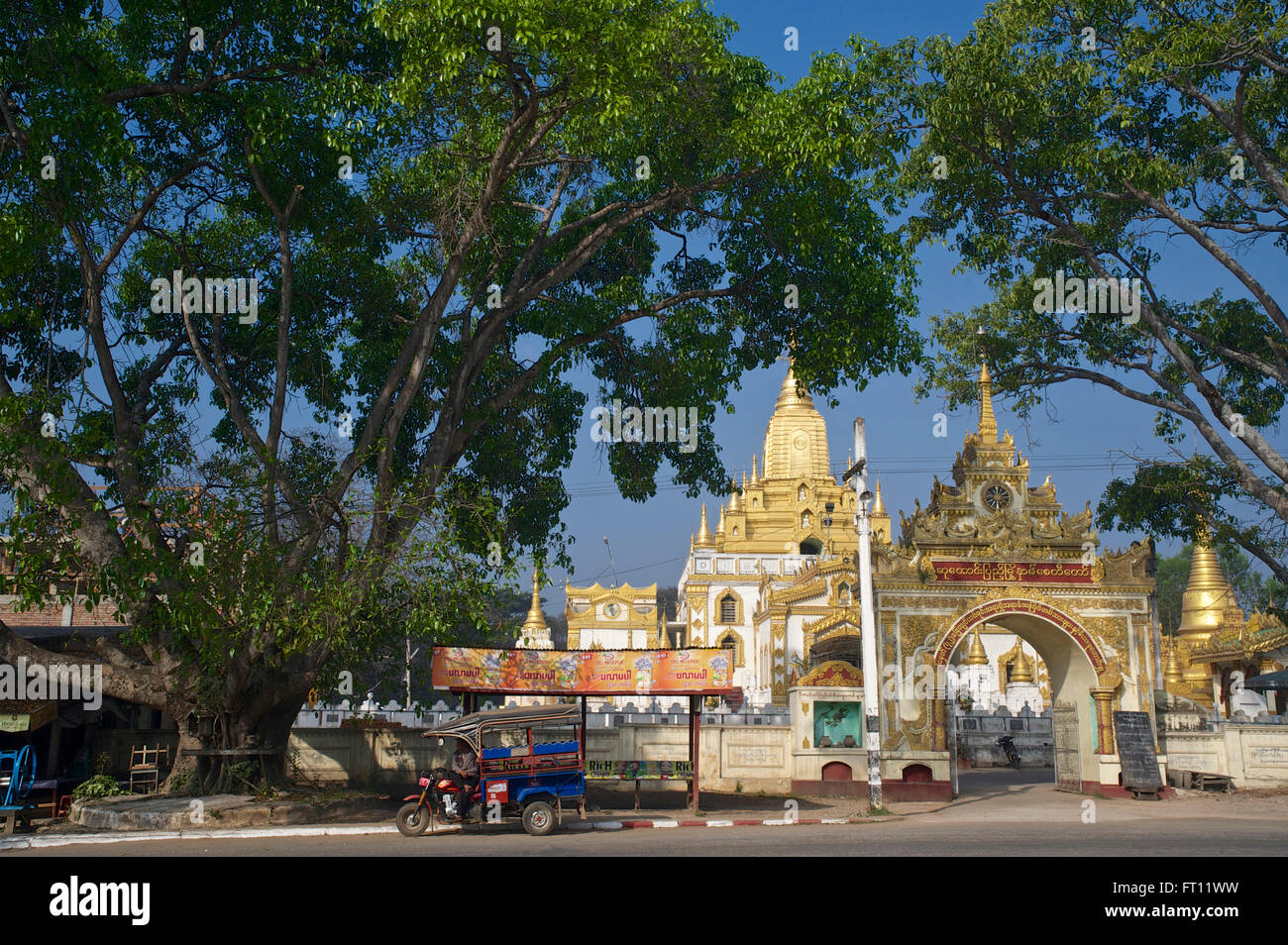 Riksha moteur en attente devant un temple à Loikaw, l'État de Kayah, l'État Karenni, Myanmar, Birmanie, Asie Banque D'Images