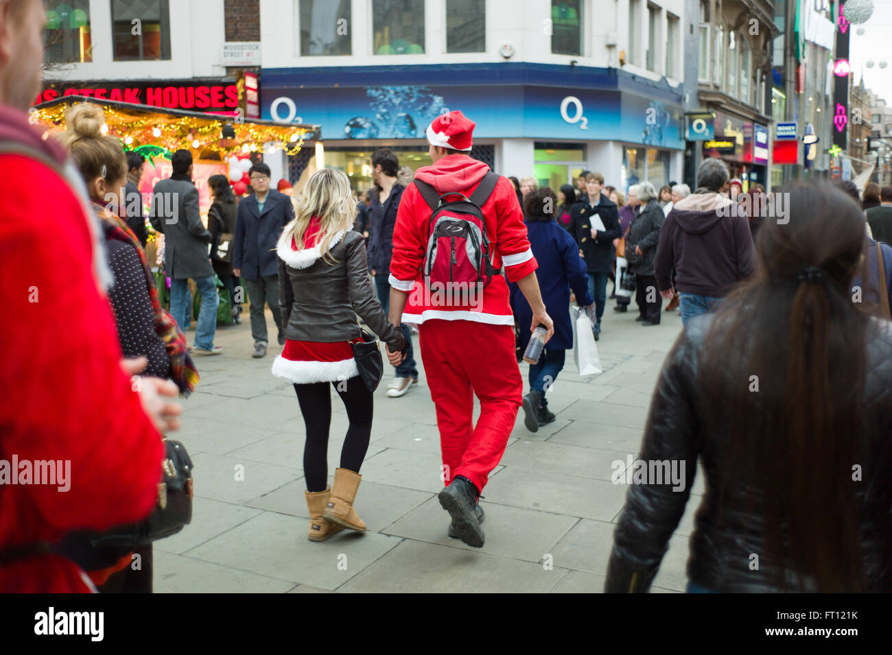 Les amateurs de shopping de Noël dans le centre de Londres Banque D'Images