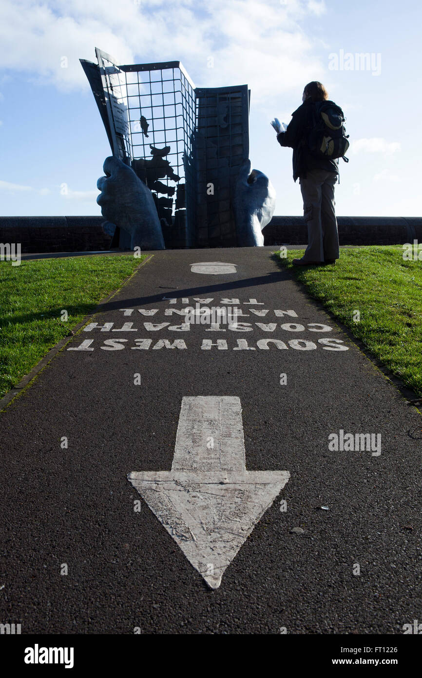 Le chemin côtier du sud-ouest à partir de Minehead, Somerset avec une grande flèche vers la route peints sur la voie le début d'un 630 km à pied autour de Britains coast line. Banque D'Images