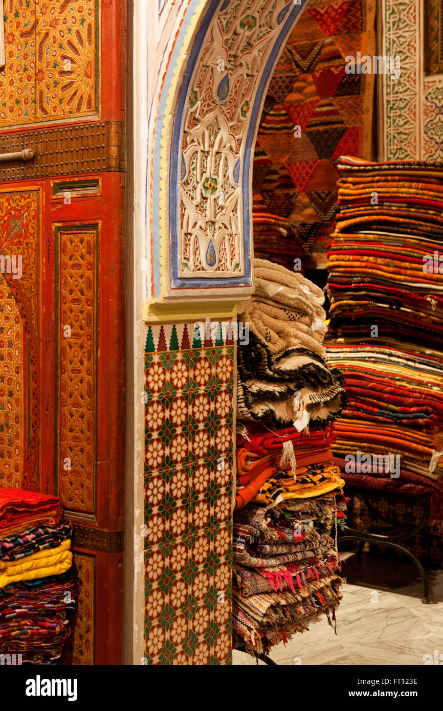 Magasin de vente de tapis, Marrakech, Maroc Photo Stock - Alamy