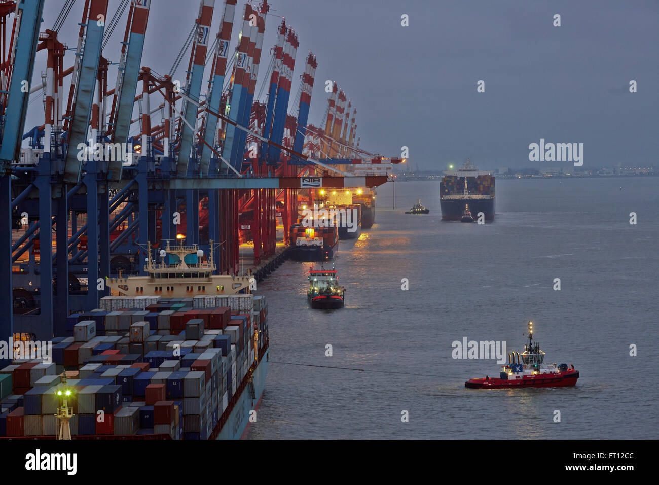 Container ship in port, Bremerhaven, Brême, Allemagne Banque D'Images