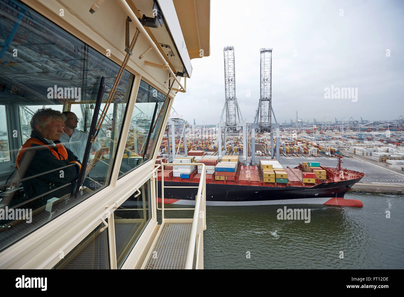 Pont d'un navire porte-conteneurs, le port de Rotterdam, Hollande méridionale, Pays-Bas Banque D'Images