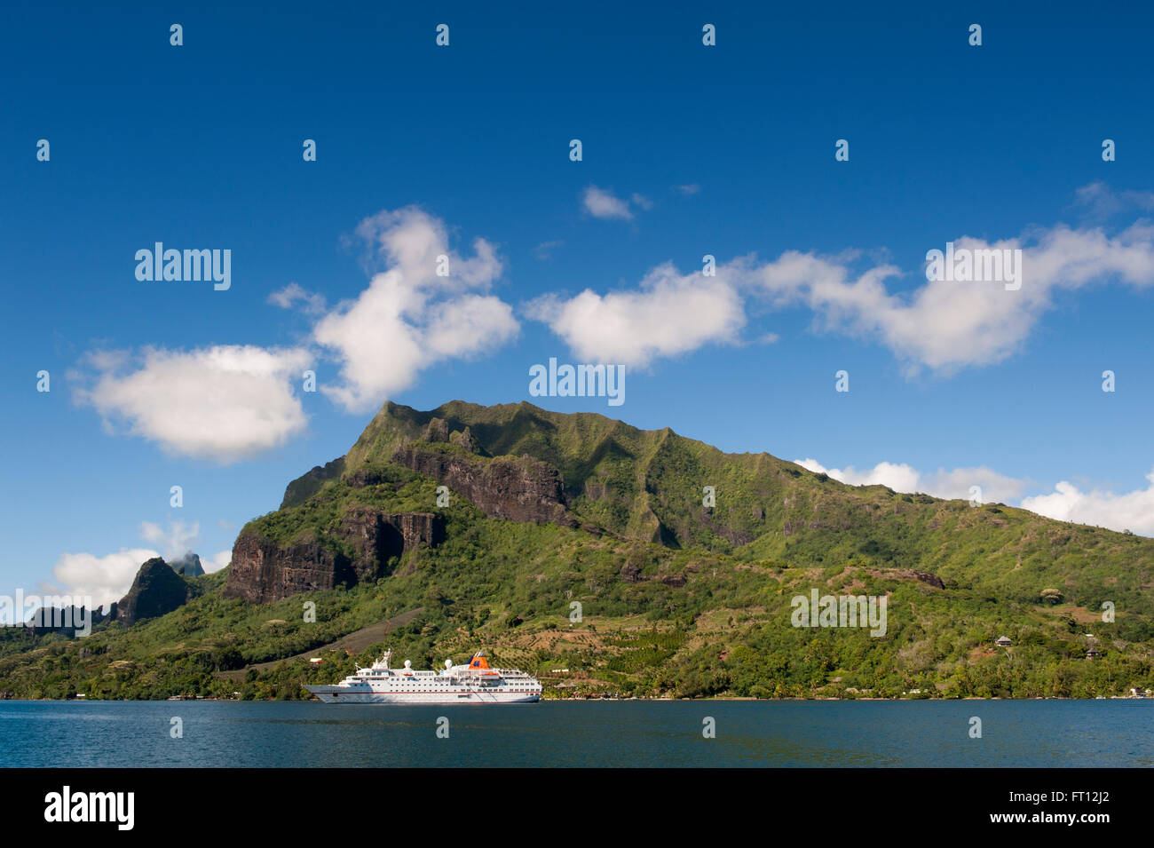 Expedition cruise ship MS Hanseatic Hapag-Lloyd Cruises à l'ancre dans la baie de Cook, Moorea, Polynésie Française, Pacifique Sud Banque D'Images