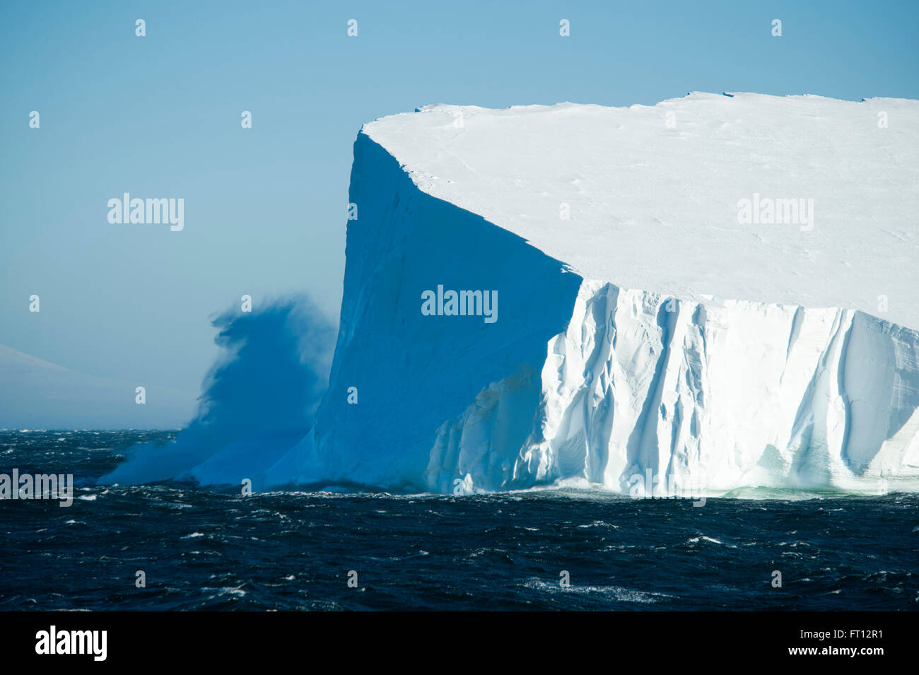 Une vague géante s'écraser contre un iceberg dans l'océan du sud très rugueux, mer de Ross, Antarctique Banque D'Images