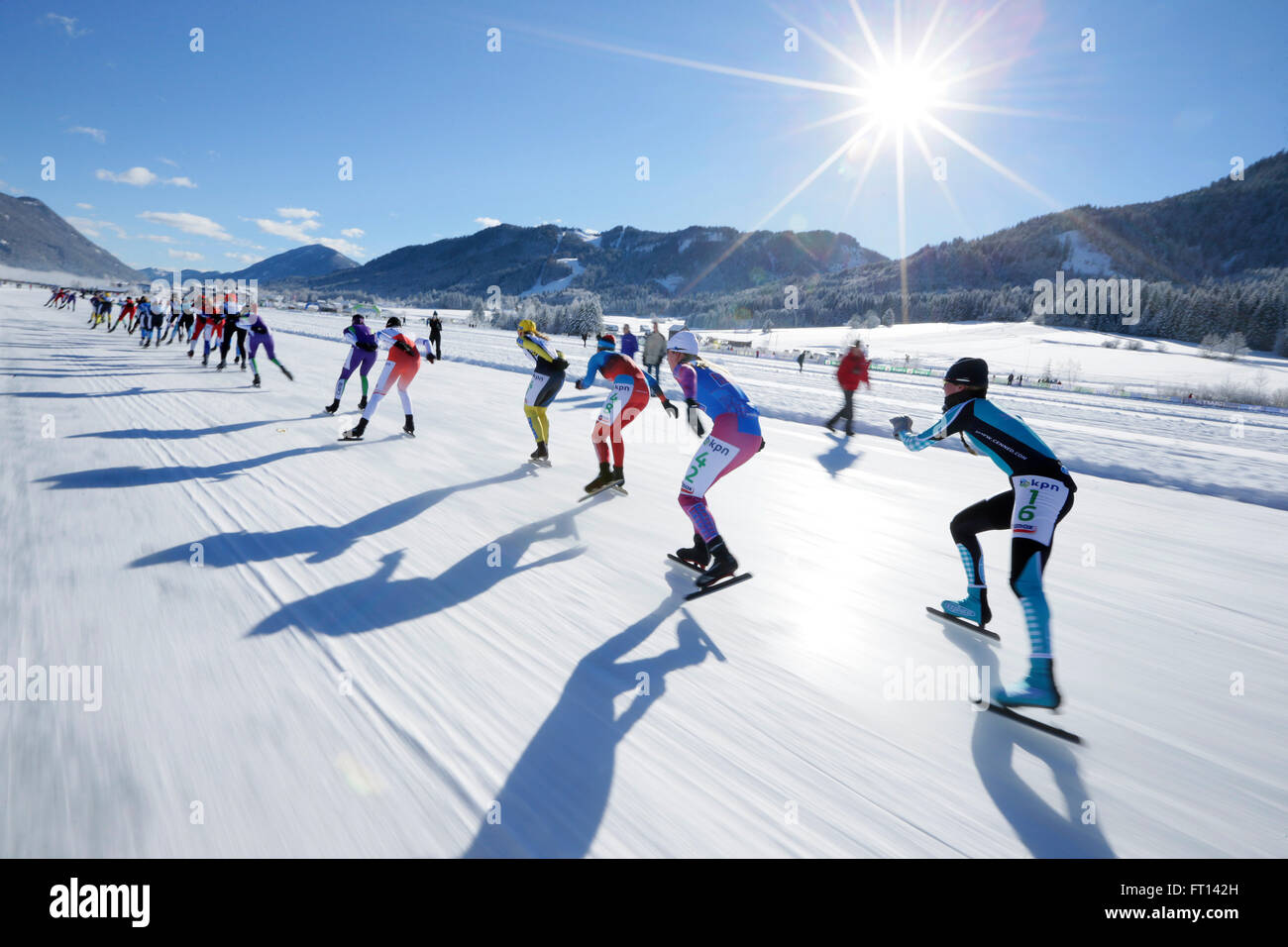 Les patineurs de vitesse sur glace féminin sur le lac Weissensee, onze villes d' alternative, Weissensee, Carinthie, Autriche Banque D'Images