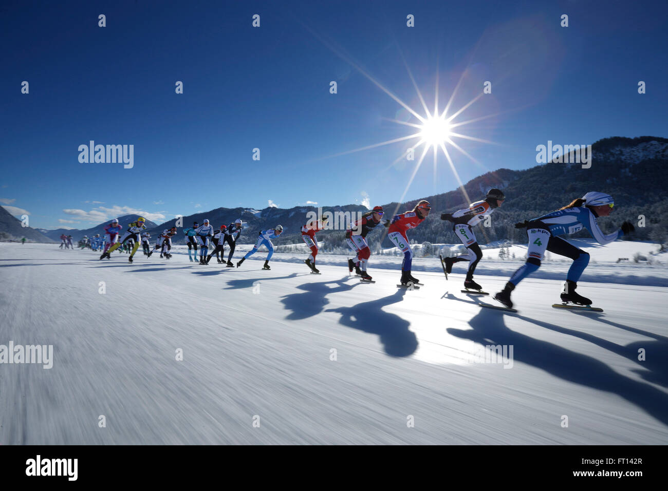 Les patineurs de vitesse sur glace féminin sur le lac Weissensee, onze villes d' alternative, Weissensee, Carinthie, Autriche Banque D'Images