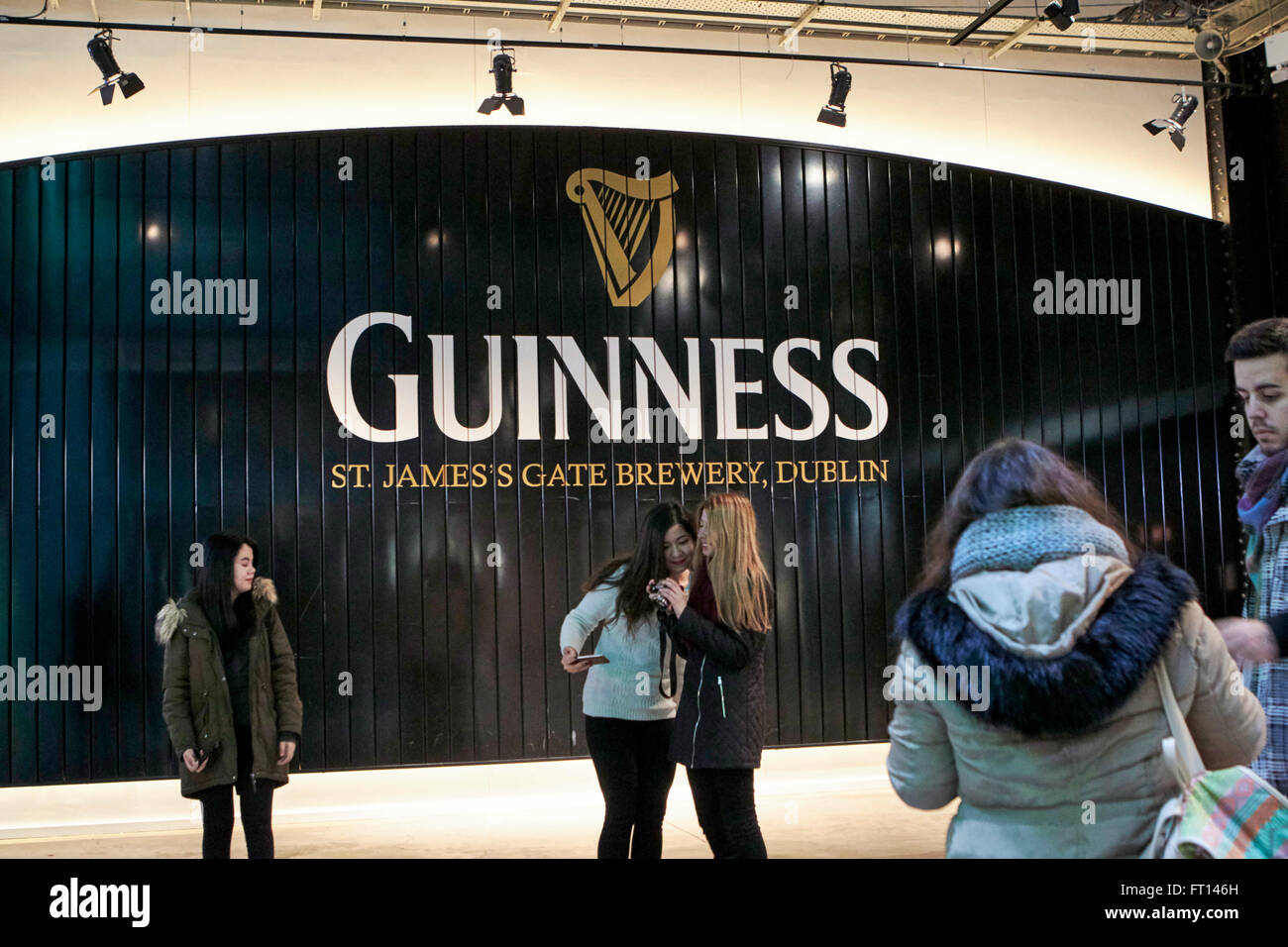 Les touristes de prendre des photos à l'intérieur de l'entrepôt Guinness Irlande Dublin Banque D'Images