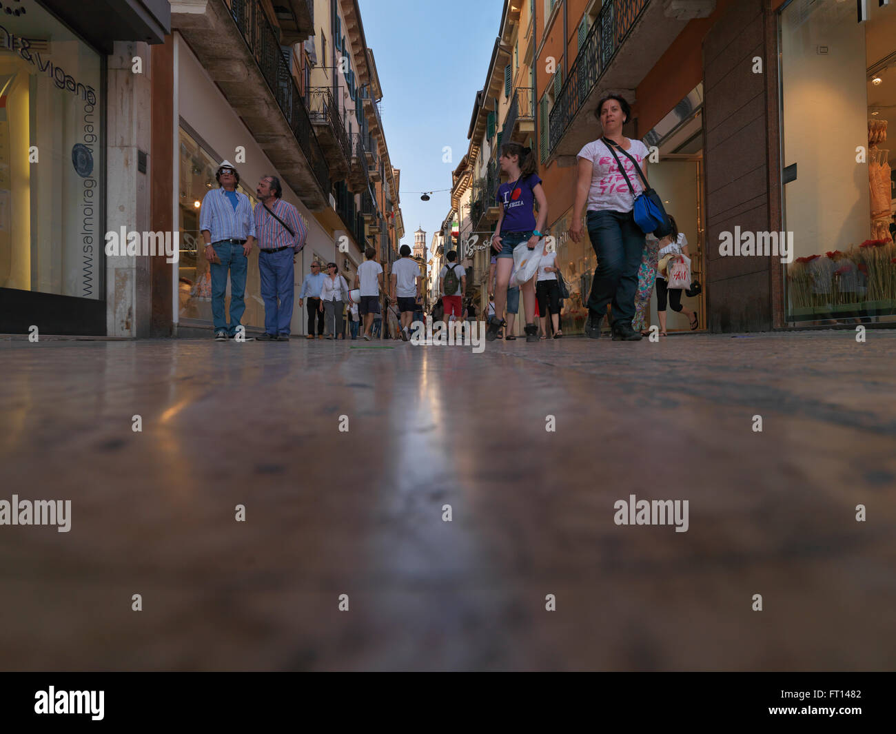 Passage piétons rue commerçante Via Giuseppe Mazzini, Vérone, Vénétie, Italie Banque D'Images