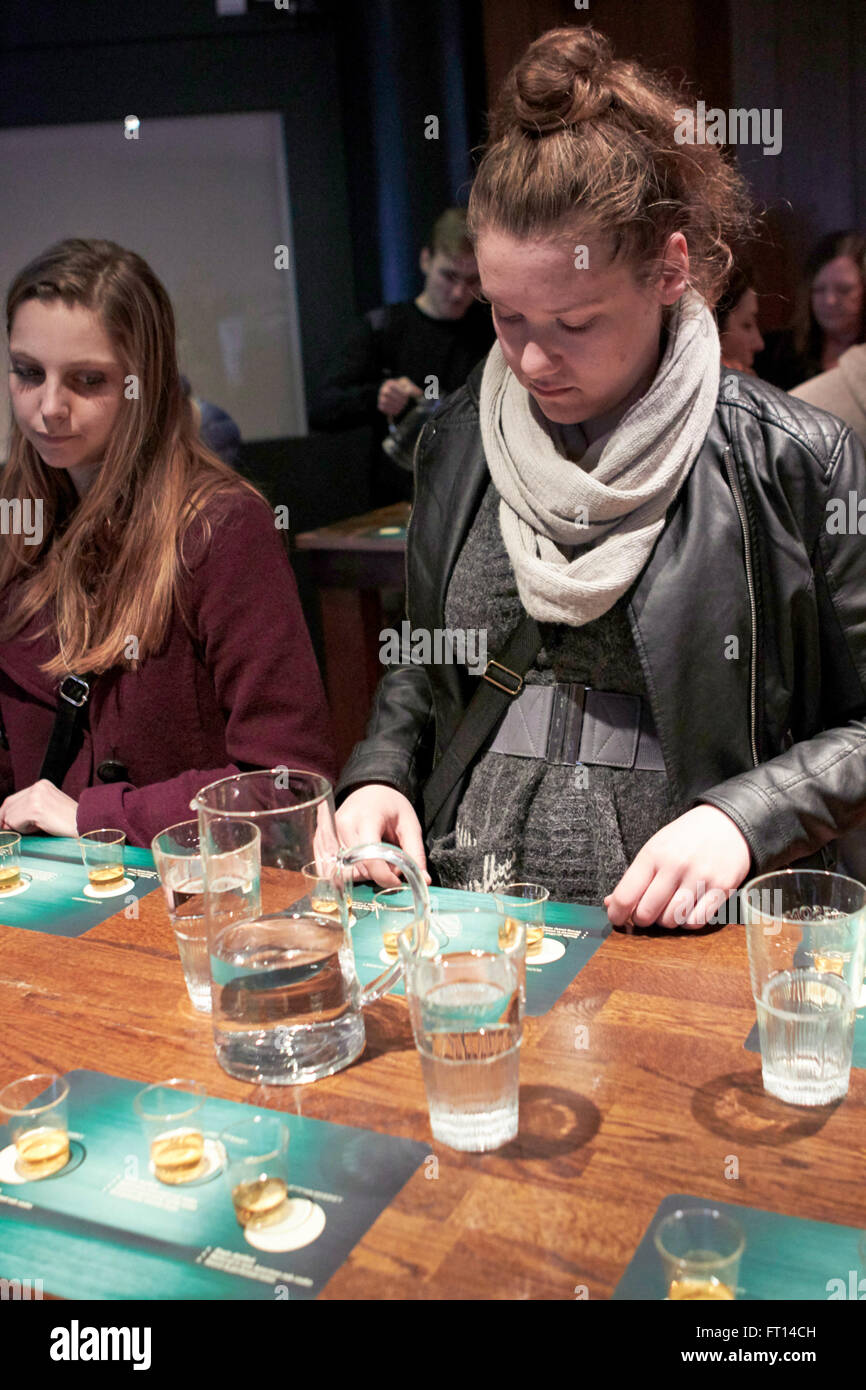 Les touristes de sexe féminin à la séance de dégustation de whisky Old Jameson Distillery expérience Dublin Ireland Banque D'Images