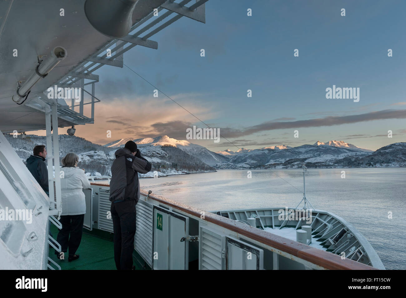 Bateau de croisière Hurtigruten MS Nordlys passant la côte de Helgeland. La Norvège. L'Europe Banque D'Images