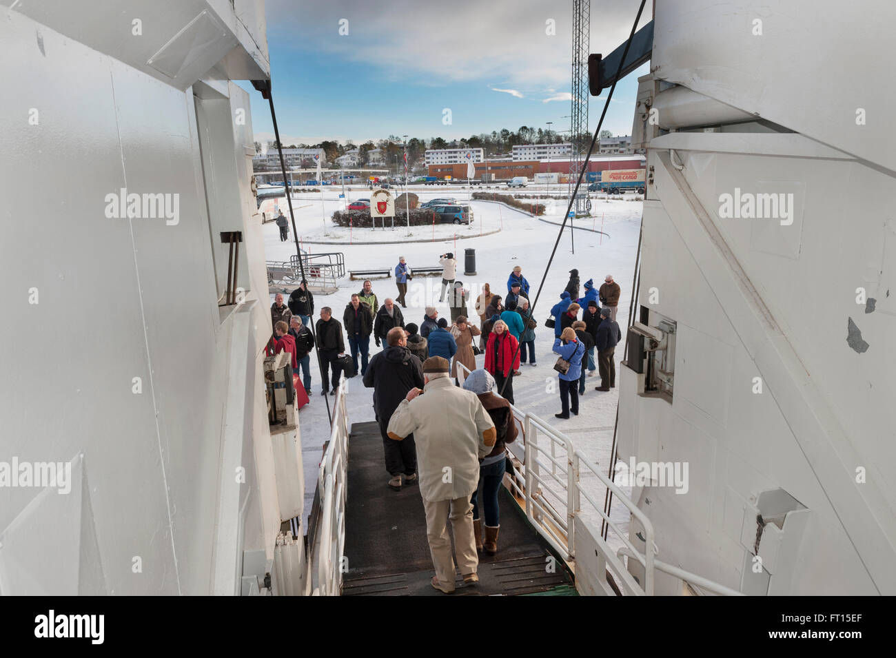 Les passagers de descendre il navire Hurtigruten MS Nordlys à Bodo port. La Norvège. L'Europe Banque D'Images