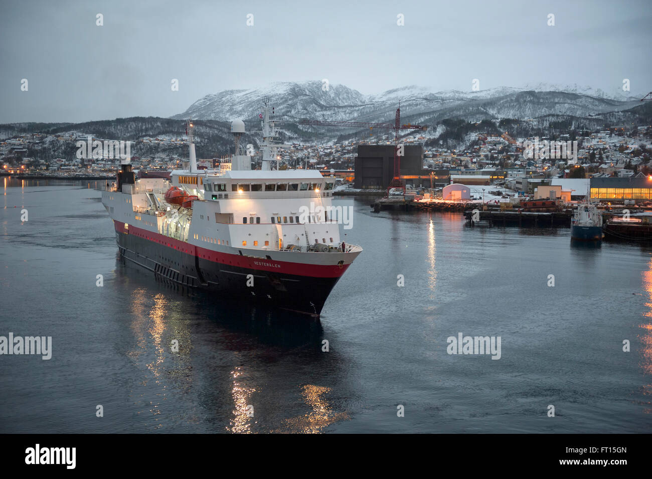 Le navire Hurtigruten MS Vesteralen quittant le port de Harstad. La Norvège. L'Europe Banque D'Images