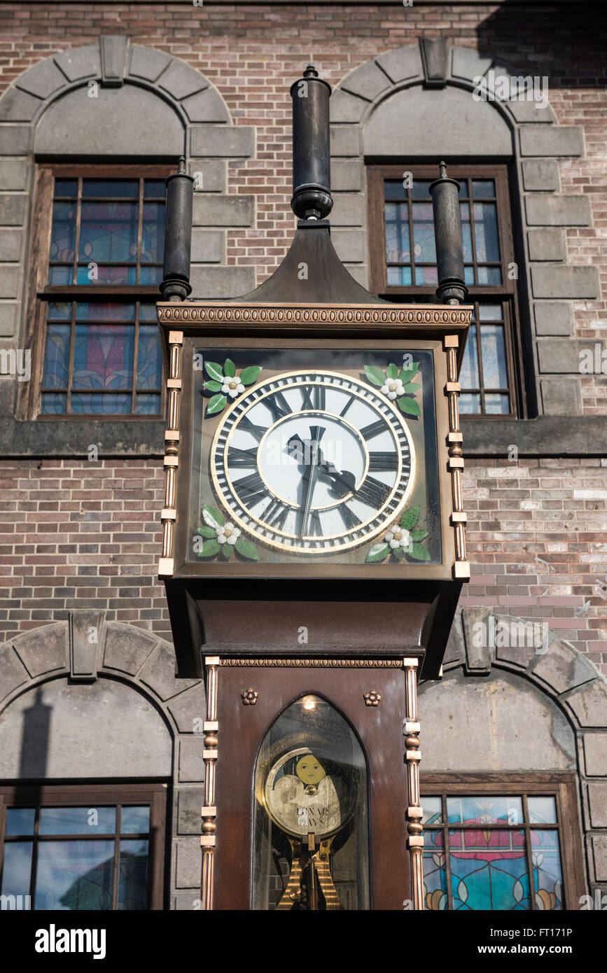 L'horloge à vapeur à l'extérieur de la boîte à musique Musée à Otaru, Hokkaido, Japon Banque D'Images